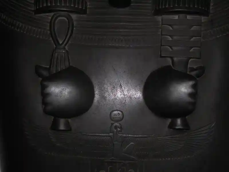 A djed, tit, and a solar disc on the sarcophagus lid of Sisobe